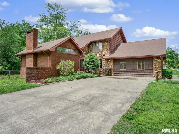 23 N Howell St, Du Quoin, IL 62832