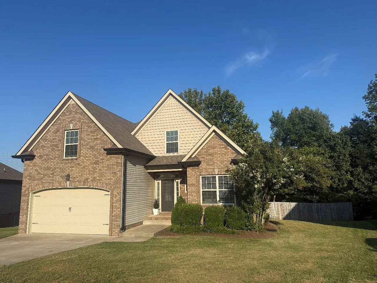 5 bed, 2100 sqft, $2,400 — Photo 1