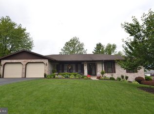 560 Eton Ln, York, PA 17402