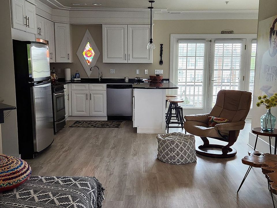 2nd image of 605 E 8th St APT B
