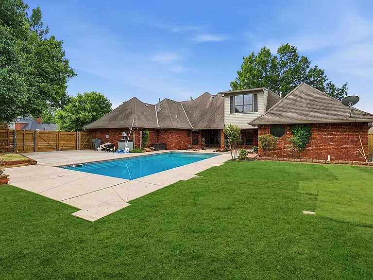 3102 NE Heritage Dr — Photo 25