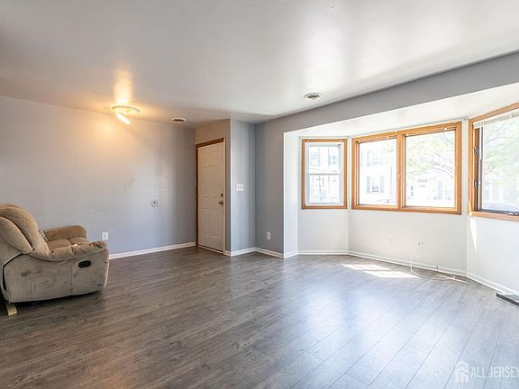 4th image of 26 Courtland St