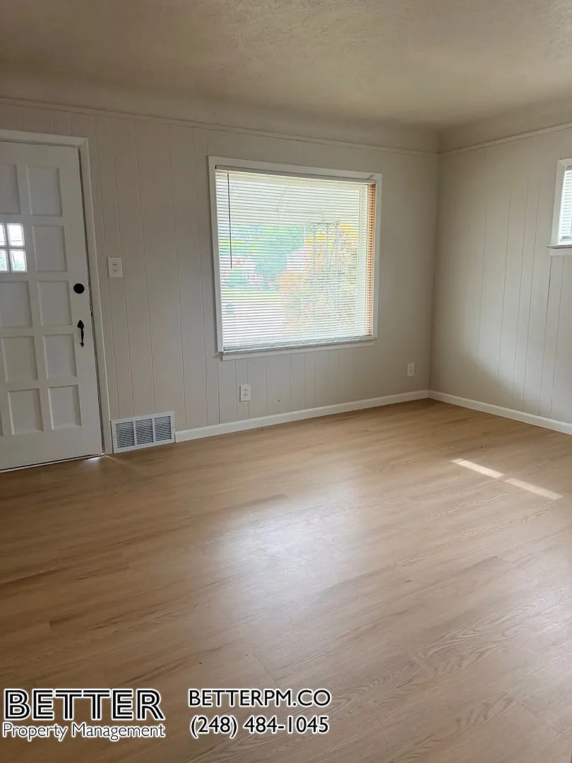 Single Family - Corner House — Photo 2