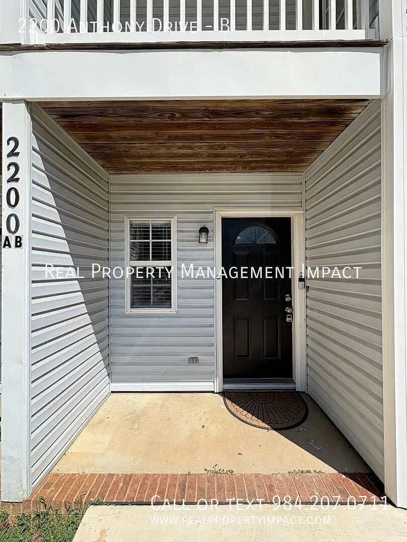 Three Bed, Two Bath Duplex Unit Near Duke, Downtown Durham & I-85 — Photo 2