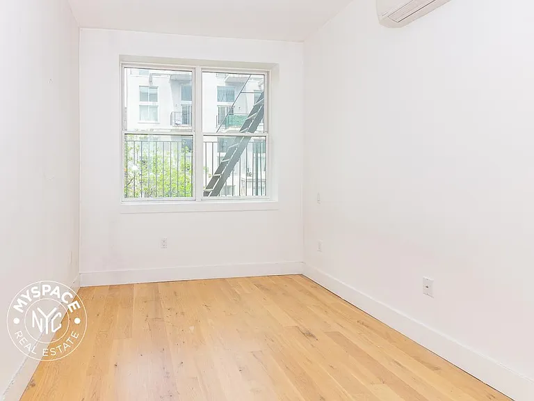 87 Montrose Ave #2R — Photo 4