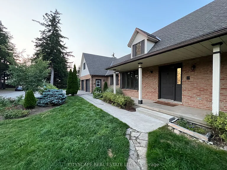 2361 Victoria St N — Photo 3