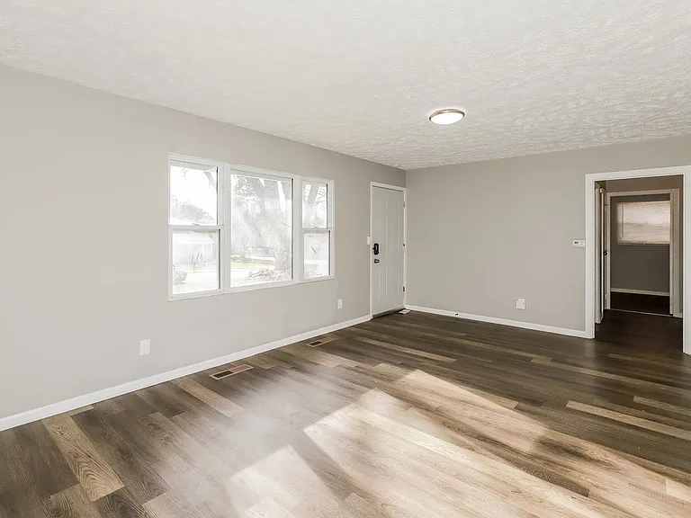1335767_019_living_room_13381235.jpg