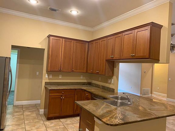 5th image of 322 Skyline Cir