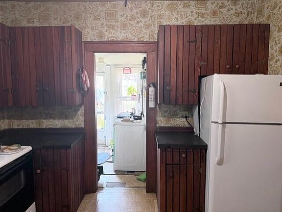 4th image of 230 Rice St