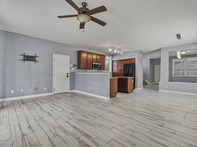 2246 E Fraktur Rd — Photo 10