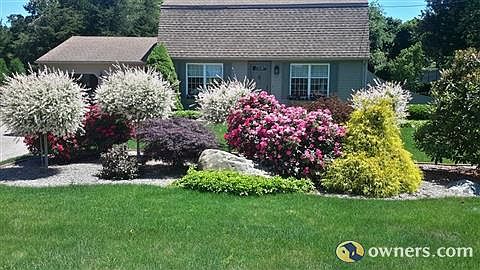 Close to beaches and marinas