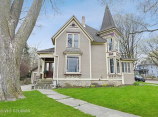 105 Hill Ave, Elgin, IL 60120