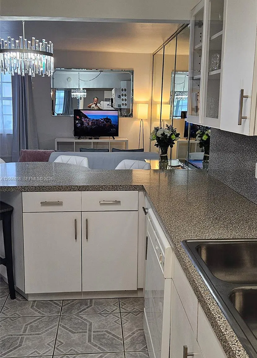 The Decoplage Condo — Photo 3