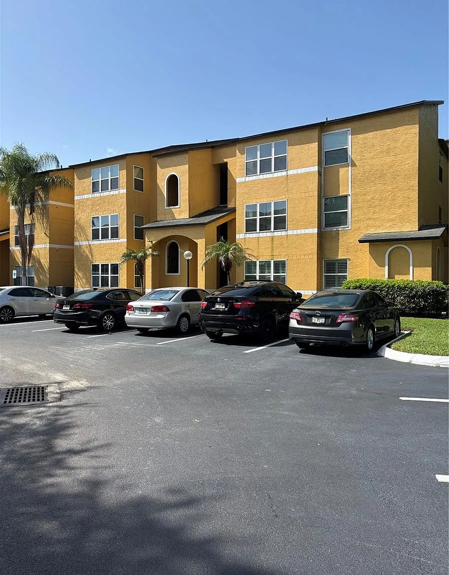 2 bed, 1054 sqft, $1,600 — Photo 1