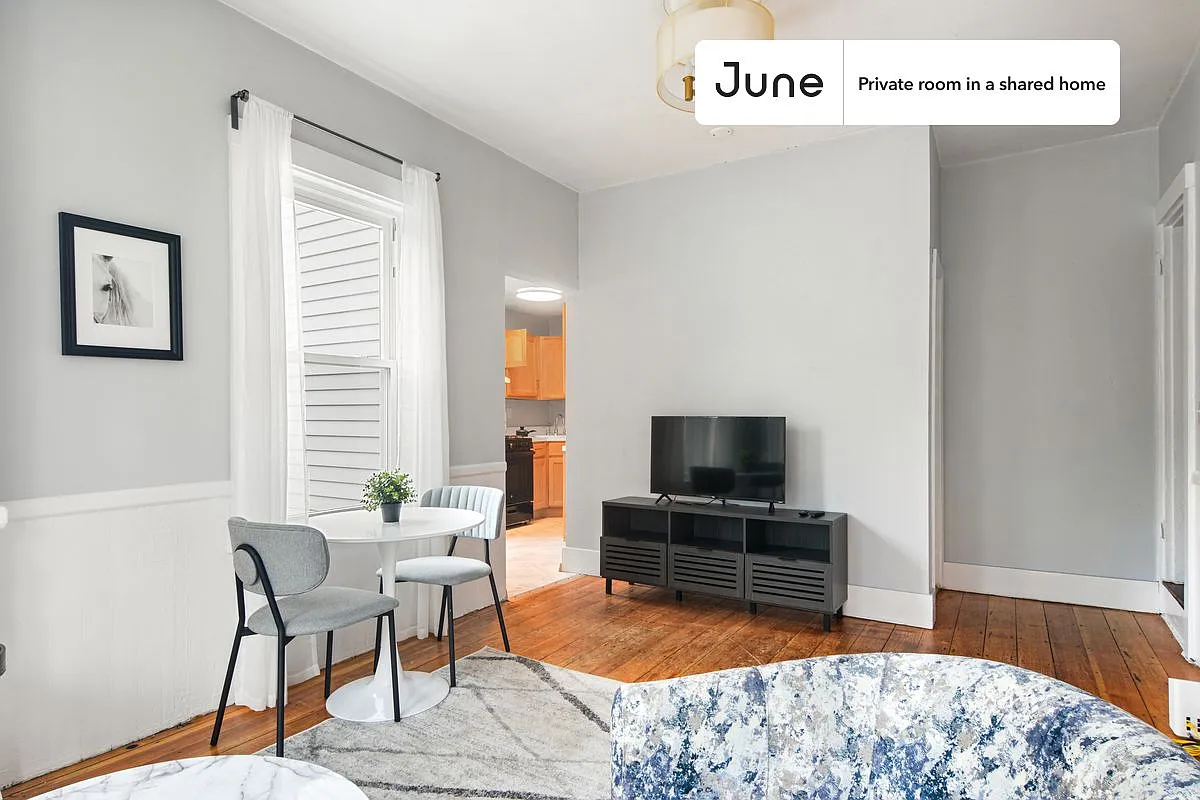 Queen bedroom in 4 bed/2.5 bath home in Allston #585 C — Photo 3
