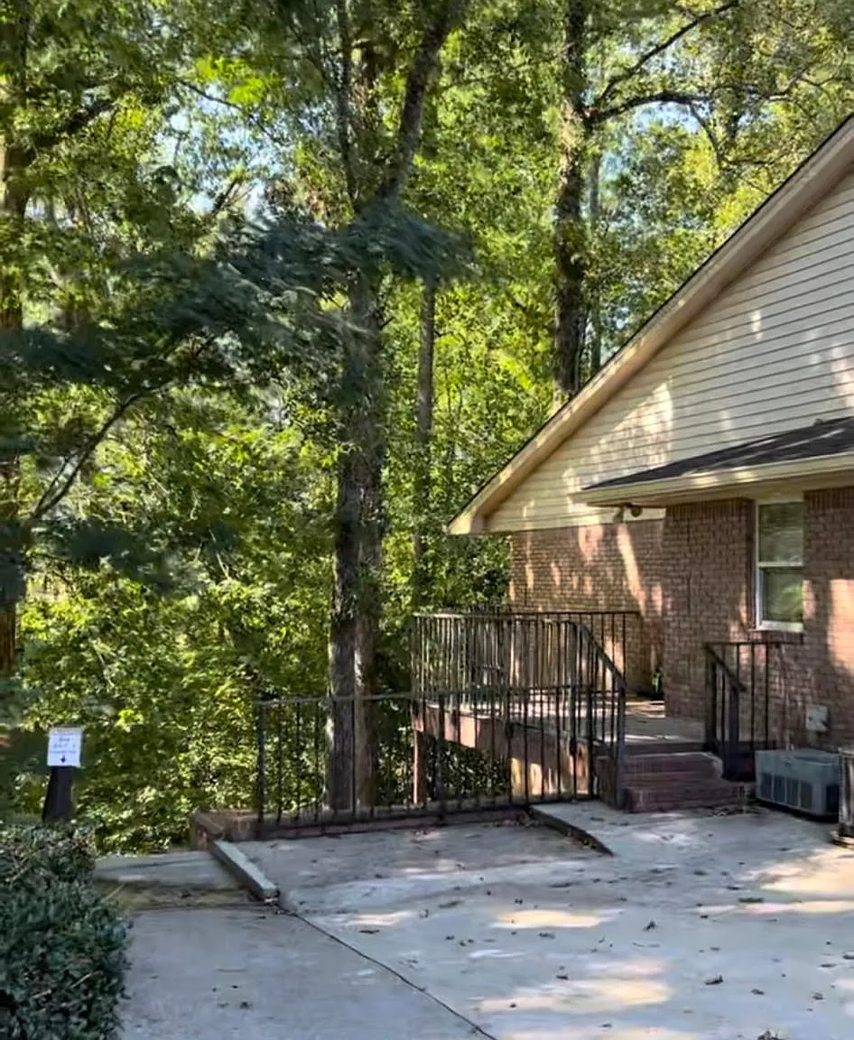 844 Park Pl NE — Photo 2