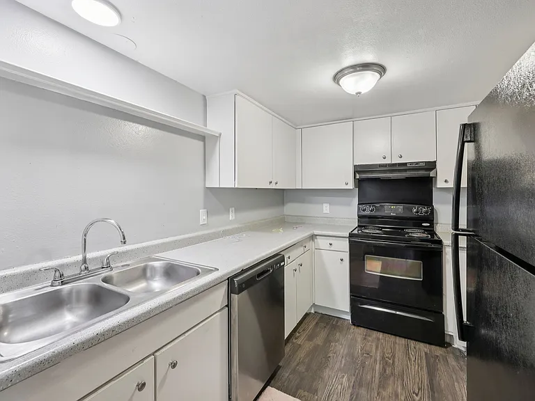 Premier Gardens Apartments — Photo 20
