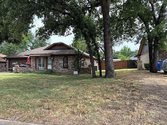 2nd image of 116 NE Shady Oaks Dr