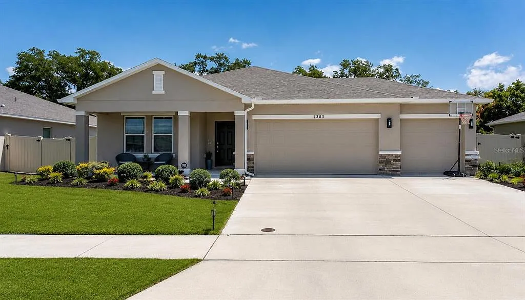 4 bed, 3.0 bath, 2102 sqft, $2,900 — Photo 1