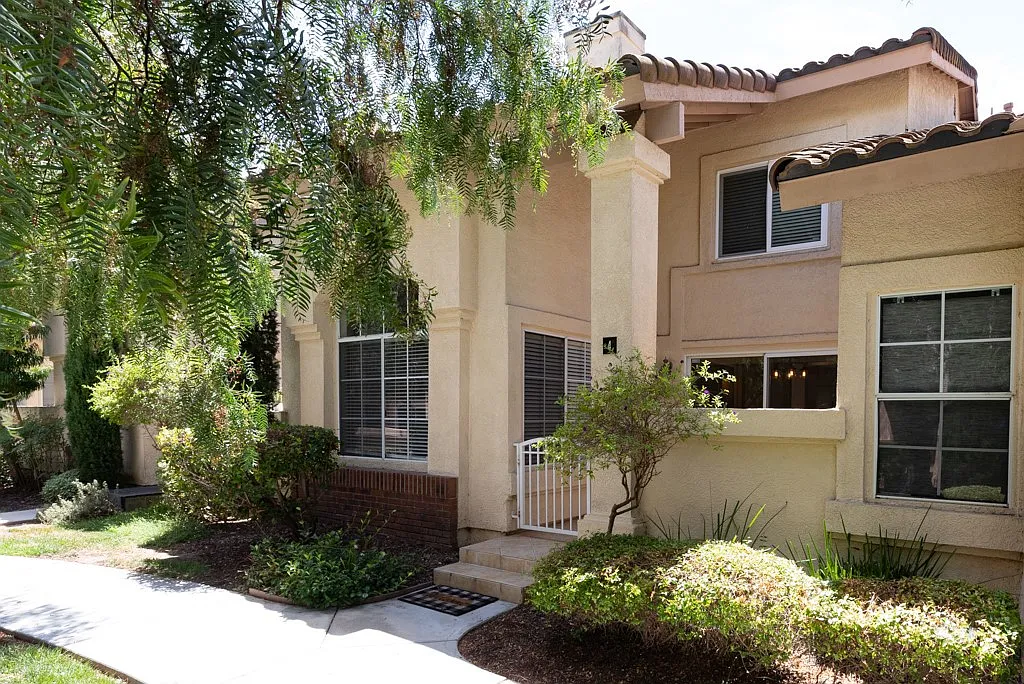 3 bed, 2.5 bath, 1429 sqft, $4,000 — Photo 2
