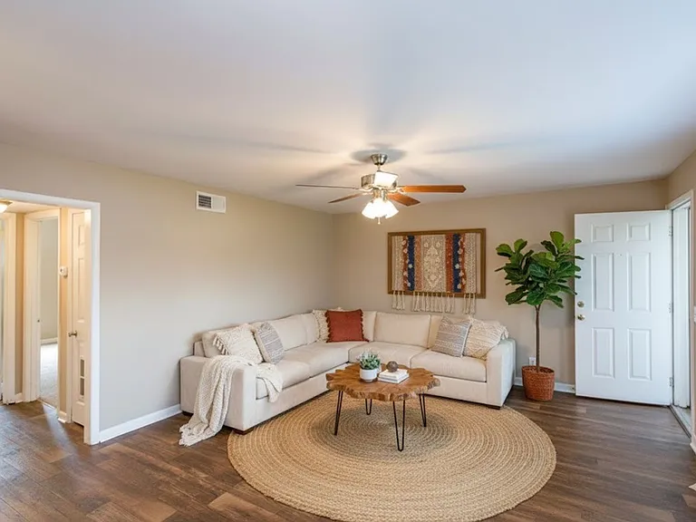 Maple Creek Apartments — Photo 11