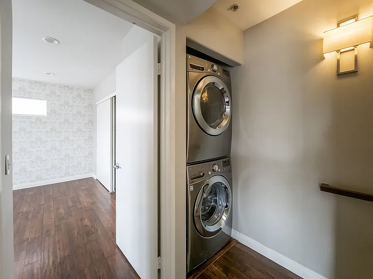11038 Camarillo St #18 — Photo 13
