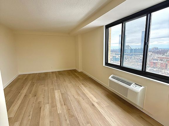 5th image of 1590 Anderson Ave APT 16F