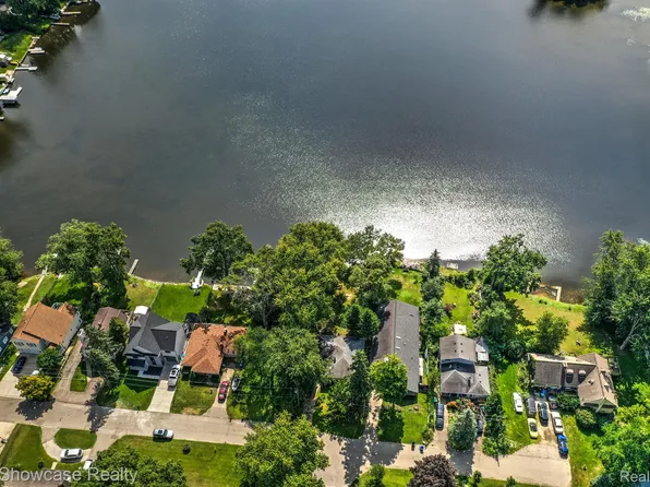 445 Anaconda St, Commerce Township, MI 48382