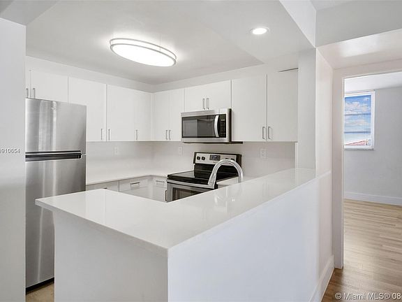 4th image of 8101 Crespi Blvd #506