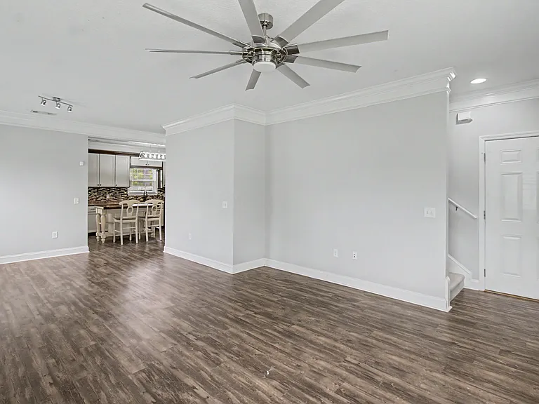 151 Lincoln Way NE — Photo 3