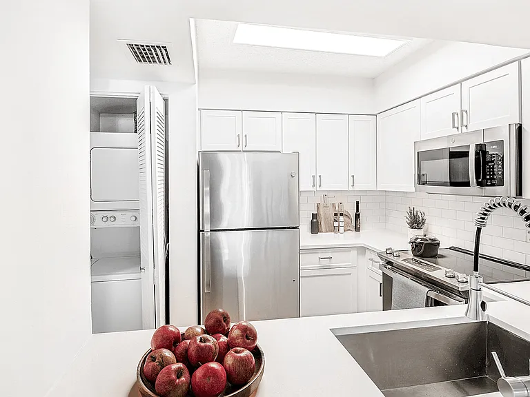Sheridan Ocean Club Apartments — Photo 37