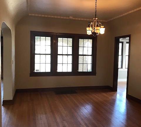 Dining room with tray ceiling
