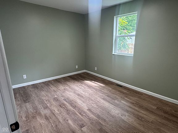 4th image of 405 S Main St