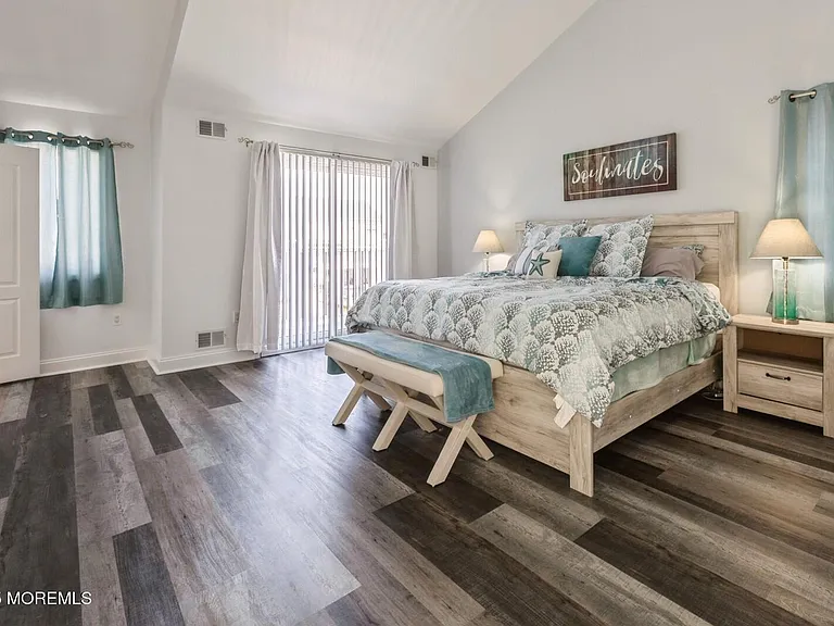 22 Longpoint Dr — Photo 17