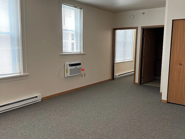 1403 W 6th St — Photo 15