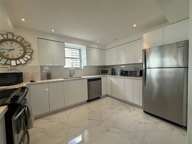 5555 Collins Ave #8R — Photo 18