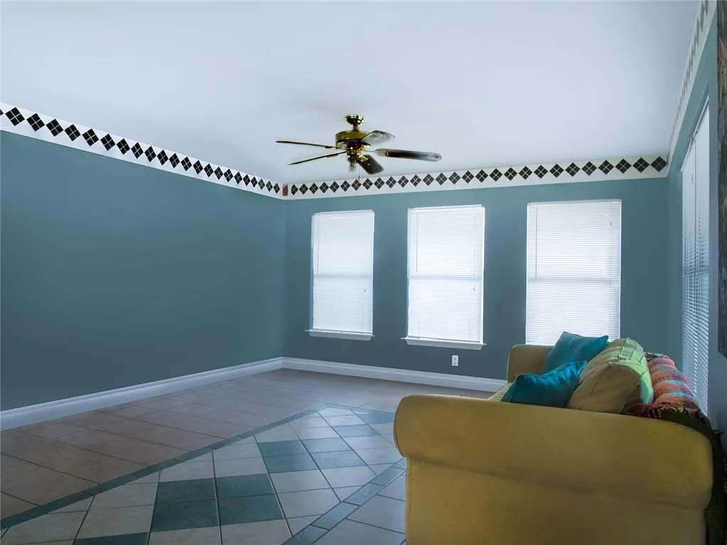3 bed, 2.0 bath, 1435 sqft, $2,200 — Photo 4