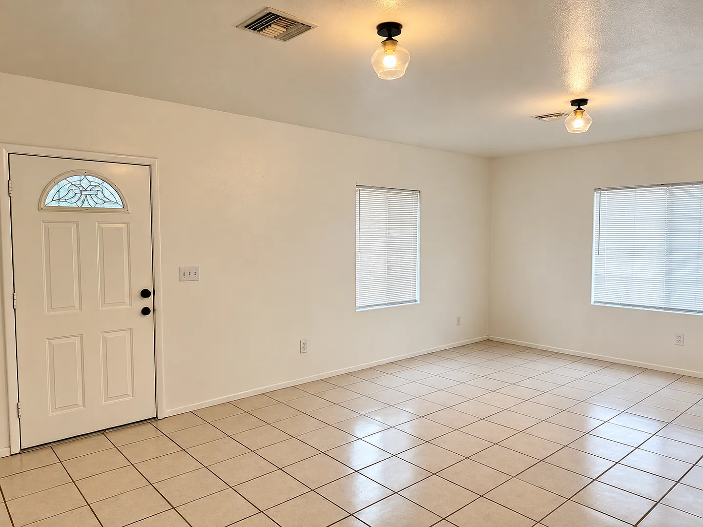 Spacious 3 Bedroom Home Available in El Centro! — Photo 2