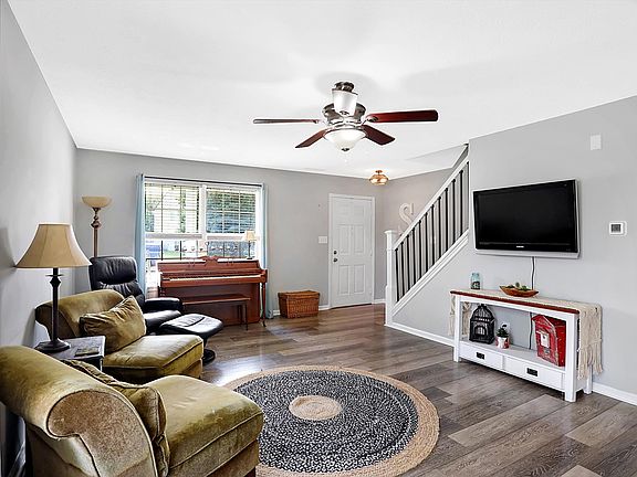 4th image of 17045 Newberry Ln
