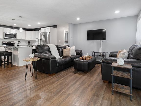 2nd image of 17 Bourbon St APT 82