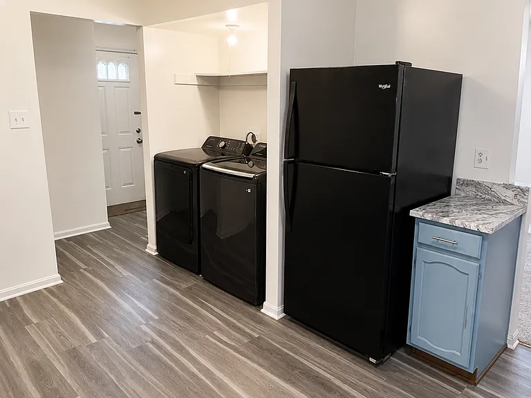8719 E Grv — Photo 6