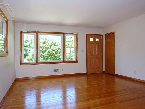 2nd image of 207 Hurst Ave NE