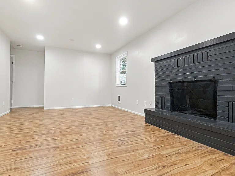2524 NE 130th St — Photo 7
