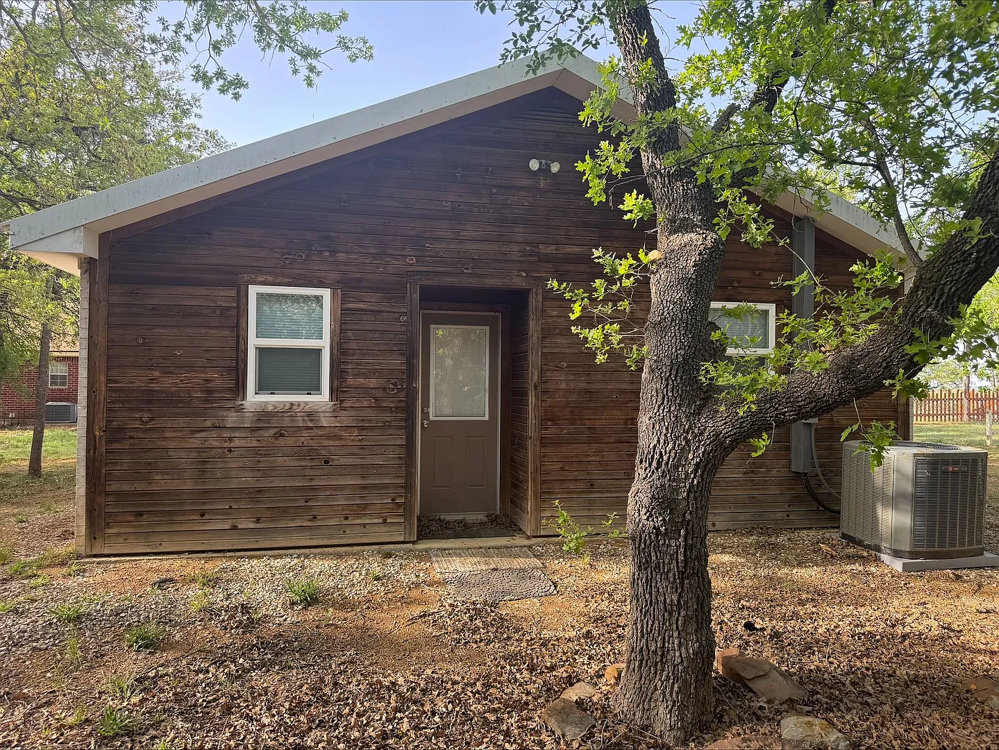 Charming 1 Bed, 1 Bath Cottage Near the Interstate — Photo 4