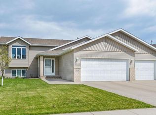 1646 Oakwood Dr, West Fargo, ND 58078