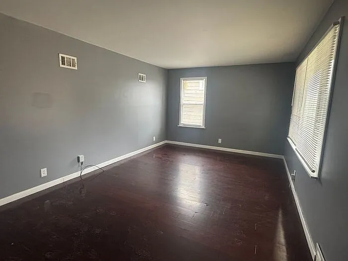 4 bed, 2.0 bath, 1176 sqft, $1,900 — Photo 2