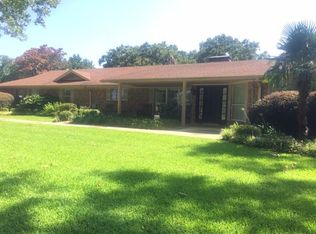 104 Woodridge Rd, Palestine, TX 75801