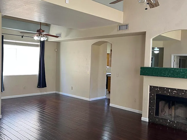 15420 S 14th Pl — Photo 2