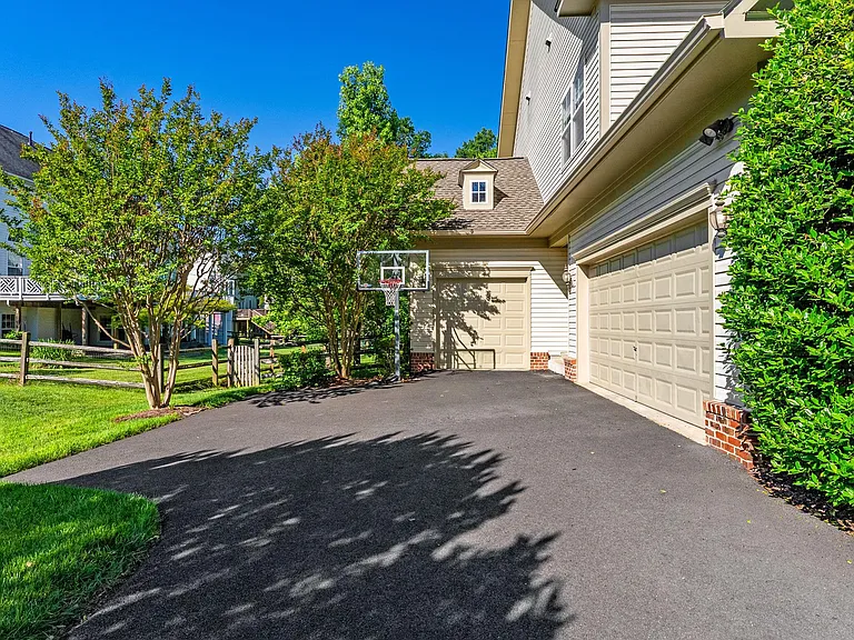 4039 Cray Dr — Photo 2