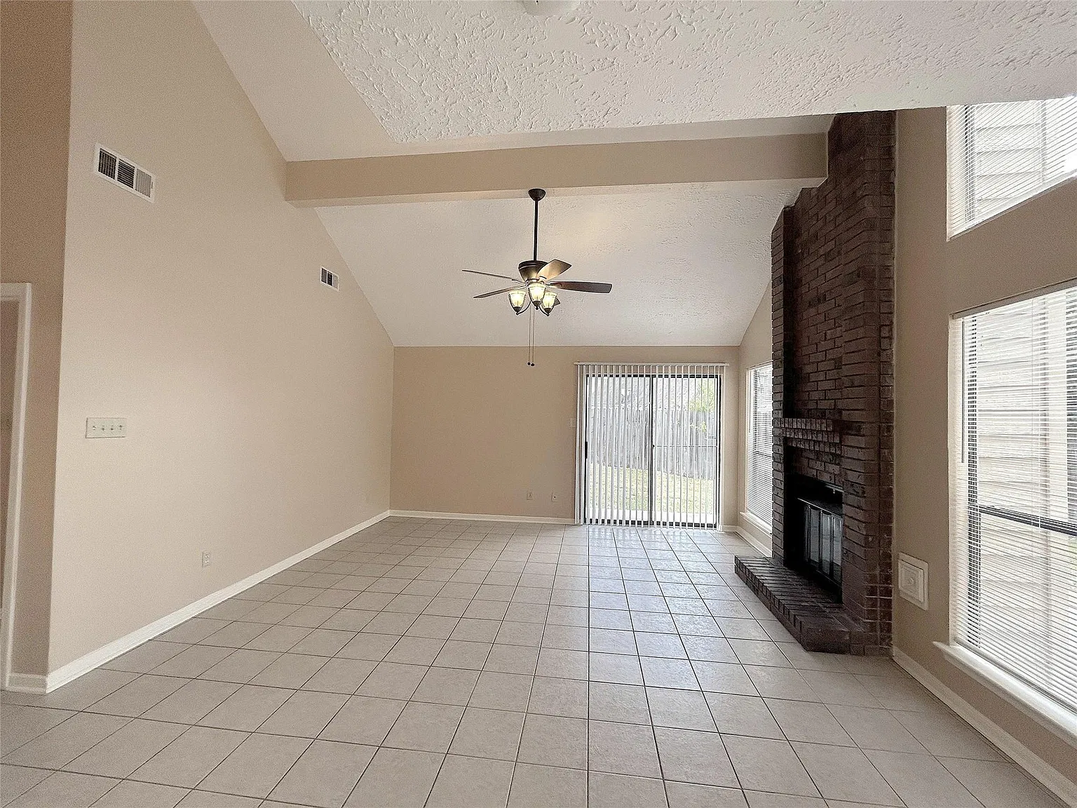 3 bed, 2.5 bath, 2064 sqft, $1,875 — Photo 4